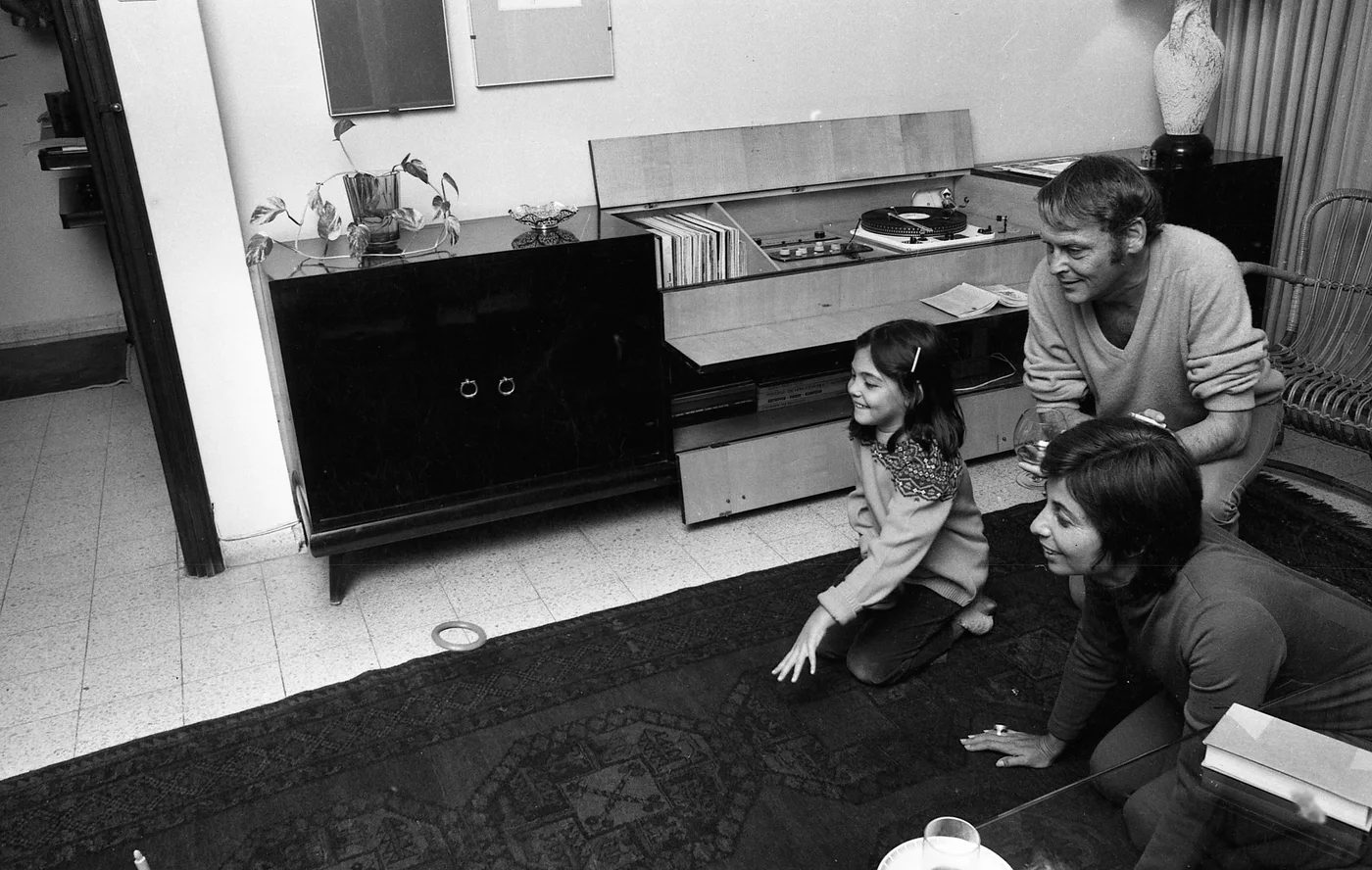 משפחה ישראלית בסלון ביתה ליד פטיפון, 1971. צילום ארכיון מאוסף דן הדני, הספרייה הלאומית.